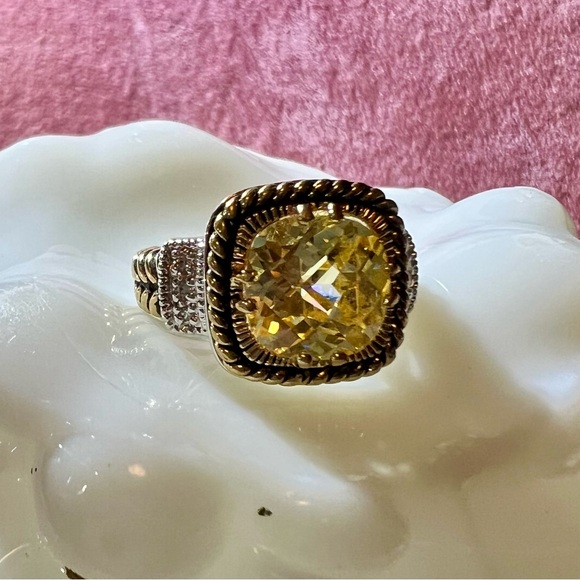 Lia Sophia Jewelry - Lia Sophia “lemon chiffon” cushion cut yellow  cubic zirconia ring
